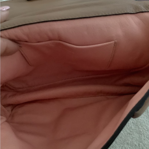 Chloe Tan Gold Crossbody Bag with Luxurious Accents - Picture 13 of 16